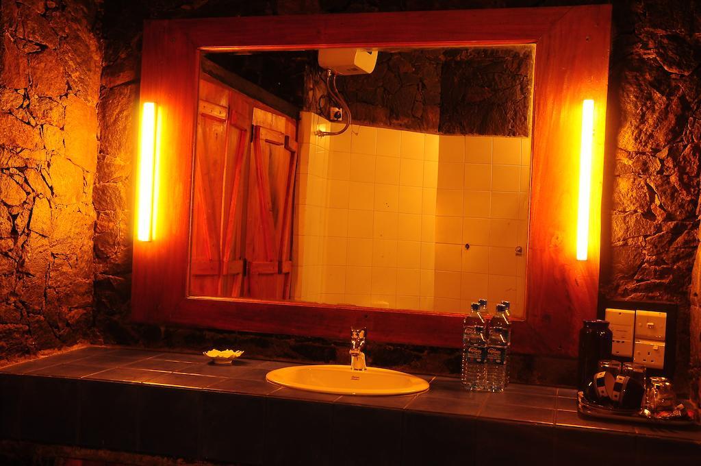 Boulder Garden Hotel Kalawana Room photo