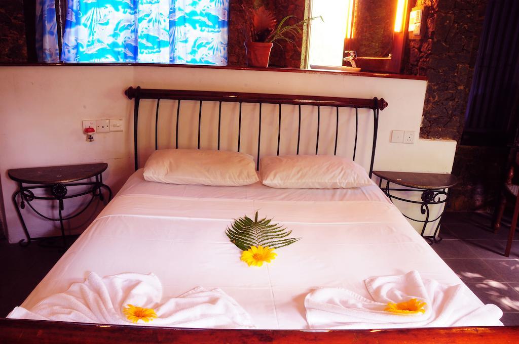 Boulder Garden Hotel Kalawana Room photo
